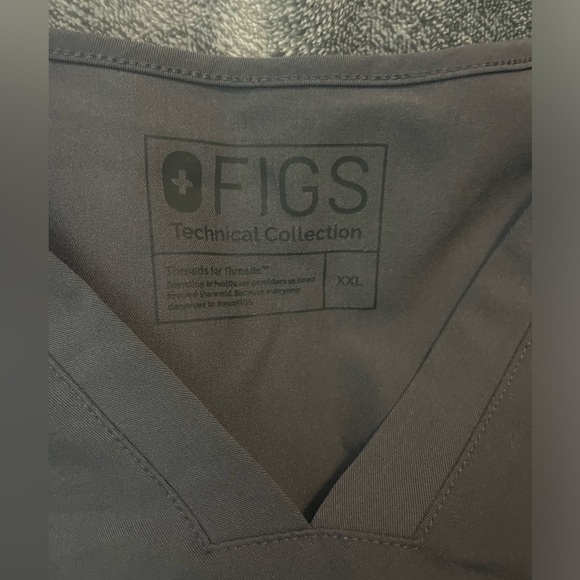 FIGS Charcoal Casma - Three-Pocket Scrub Top - Picture 2 of 2